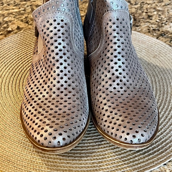 Very cute Lucky Brand booties in size 8.5 - Picture 2 of 6